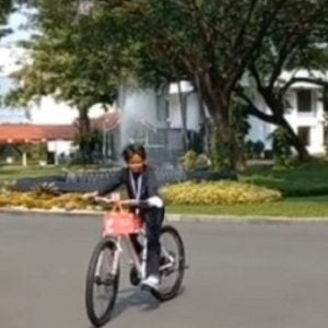 Bikin Ambyar Istana Negara dengan Lagu Ojo Dibandingke, Farel Prayoga Dapat Hadiah Sepeda